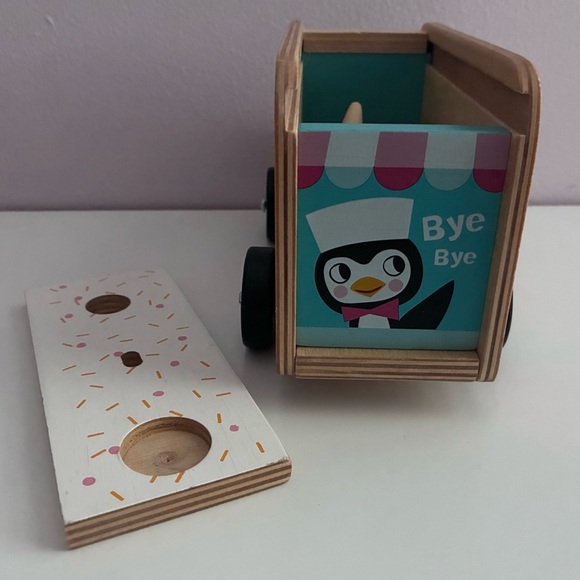 Tender Leaf Toys Penguin’s Gelato Van - Picture 9 of 9